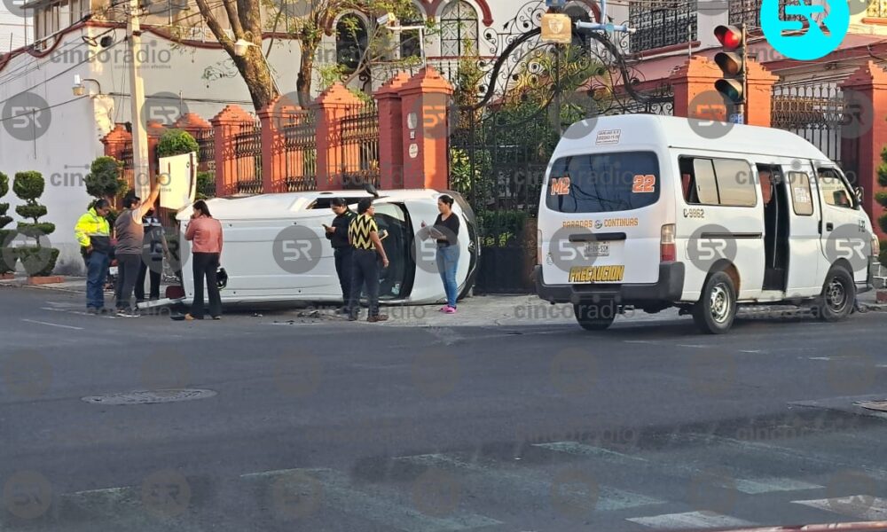 VIDEO Choque Y Volcadura Deja Dos Lesionados En El Barrio De Santiago