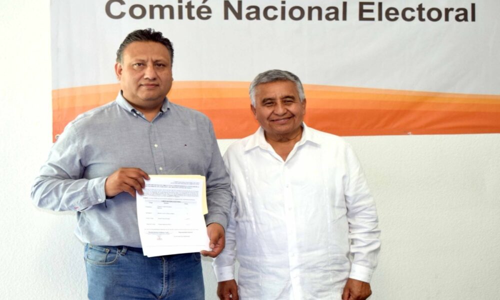 Alfredo Gómez recibe constancia de mayoría como dirigente electo del