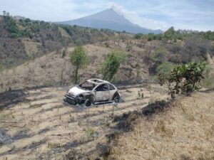 El auto de los secuestradores apareció calcinado y a su costado un cadáver
