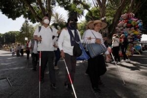 Invidentes requieren de todos. "No nos ignoren", piden.