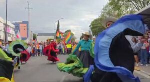 Folklore y energía de participantes en marcha