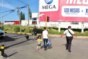 La que en la noche es "Zona de Antros", es totalmente Escolar durante las mañanas