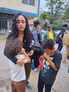 Mujeres y niños de todas las edades en la caravana
