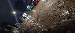 Entre basura y lodo