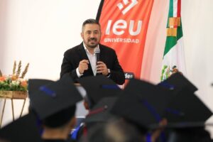 Instó a los graduados a continuar su preparación