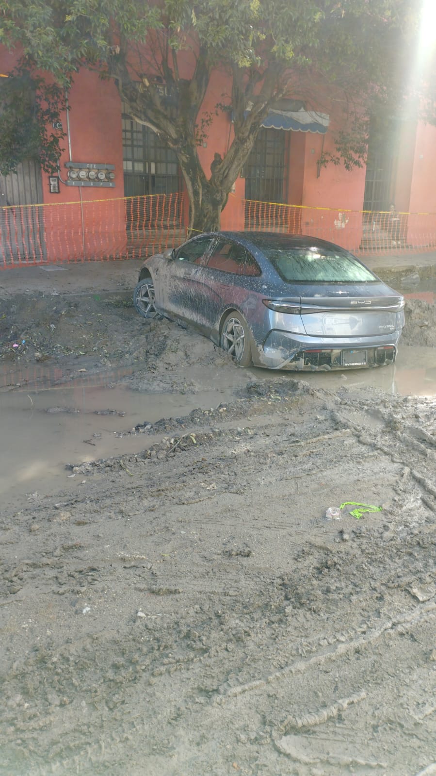 Atascado al no dejar de acelerar en medio del lodo