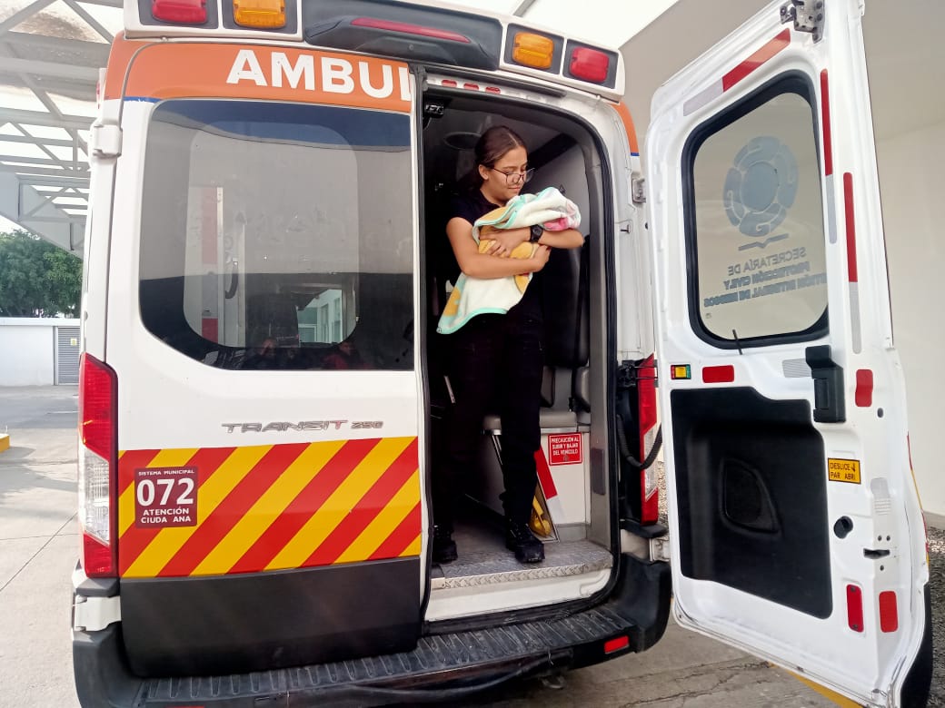 Recién nacida trasladada en ambulancia