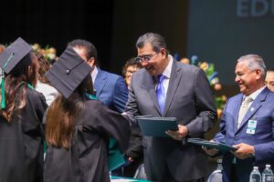 Feliz el Gobernador al apadrinar a los nuevos mentores en Puebla