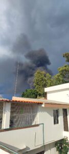 La columna de humo superaba a los árboles más altos