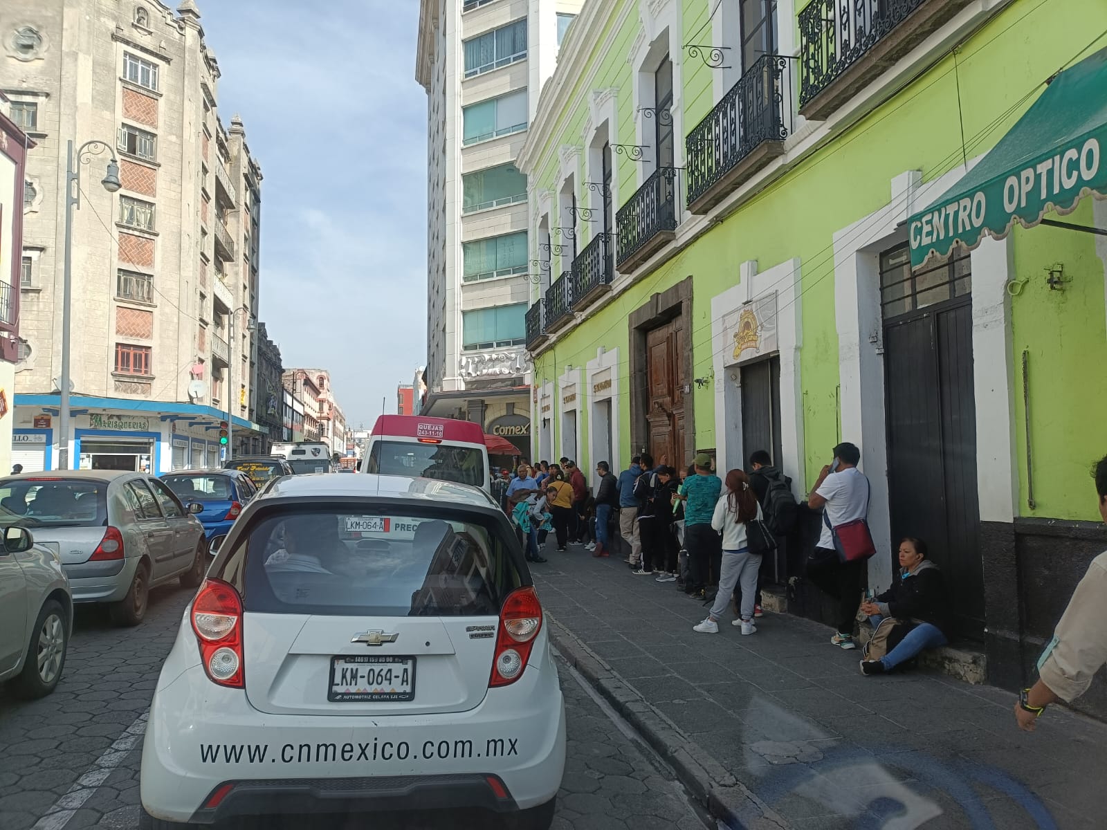 La fila empieza en 9 Norte casi 4 Poniente y "da vuelta" en 2 Poniente hacia la 7 Norte