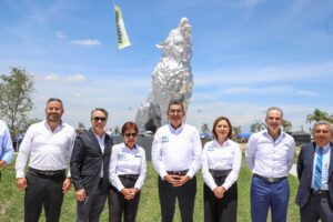 Ante el monumento al Lobo BUAP 