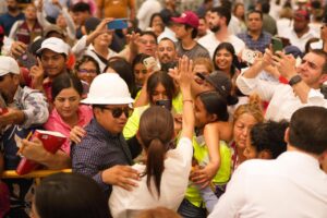 Trabajadores con su Presidenta