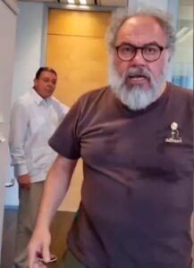 Sudoroso y grosero 