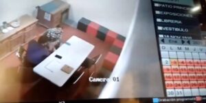 Claramente se aprecia la cámara de seguridad