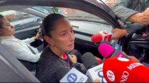 Entrevistada en su auto 
