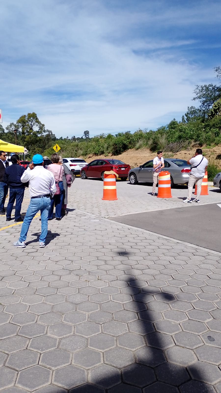 Oficinas en Apizaco dejaron a los trabajadores en el estacionamiento