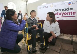 Niños recibieron sillas de ruedas