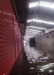 El mercado bajo el agua
