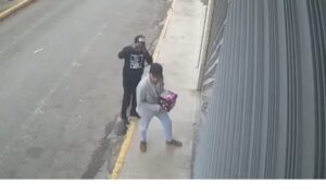 PRIMER ACTO ... Se presentan con un "regalito"