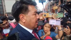 Amplia entrevista