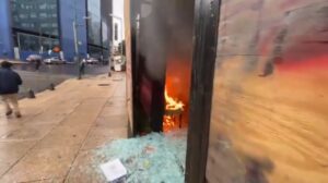 Bombas Molotov destrozaron negocios 