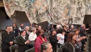 Dolientes en sepelio