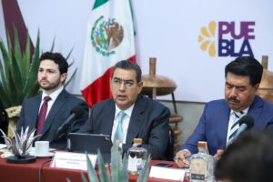 Acompañado de los Secretarios de Economía y Gobernación