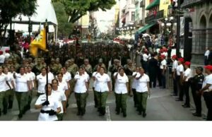 Mujeres y hombres, marchando por calles del CH