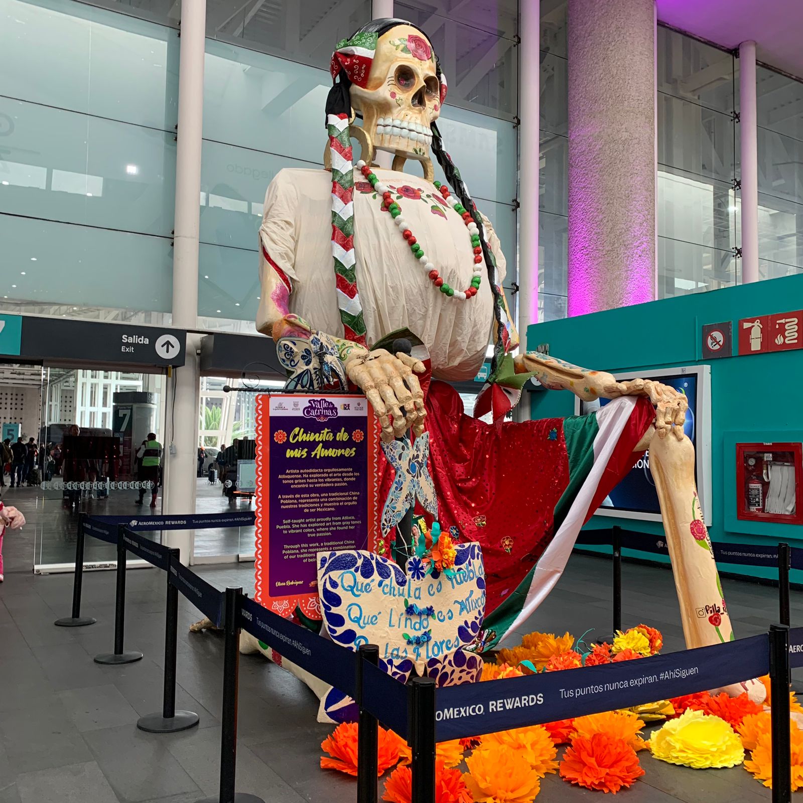 Chinita de mis Amores da la bienvenida en el Aeropuerto Benito Juárez