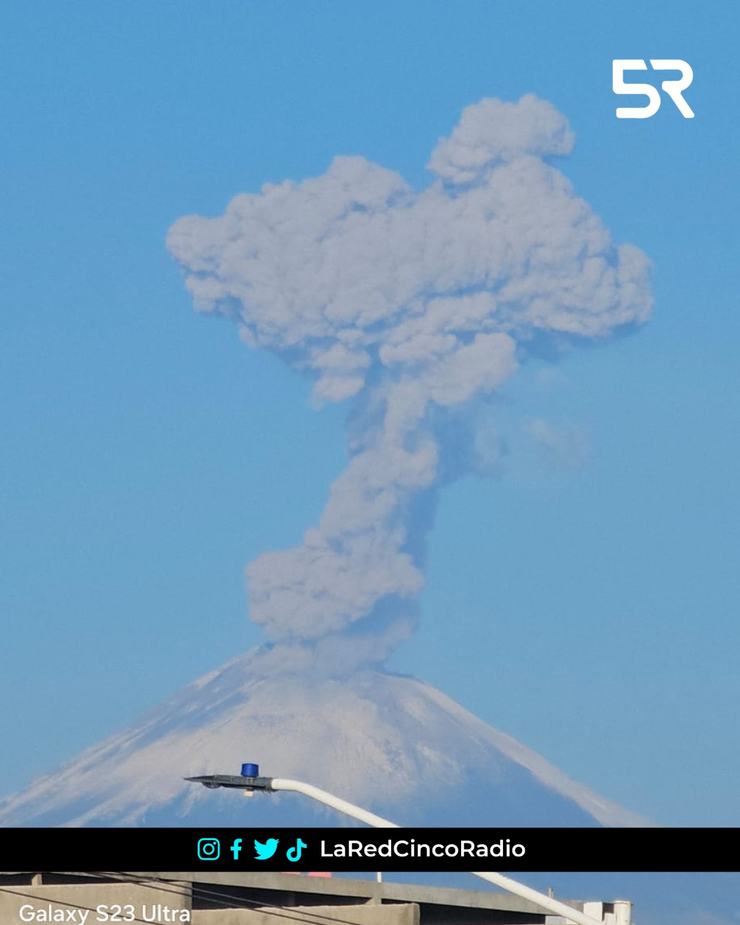 La fumarola se elevó varios kilómetros