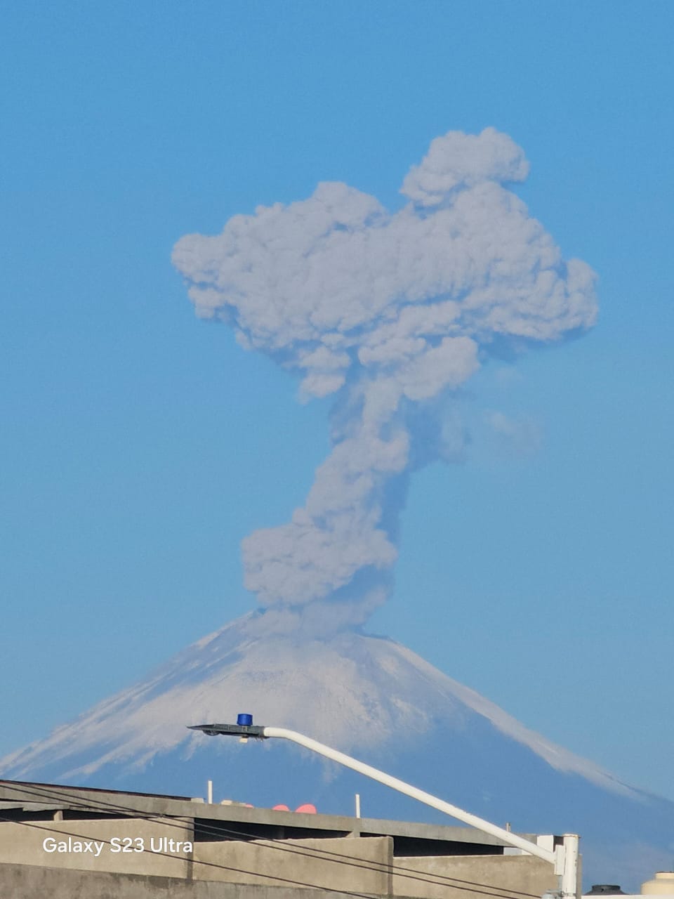 Fumarola acompañada de ceniza