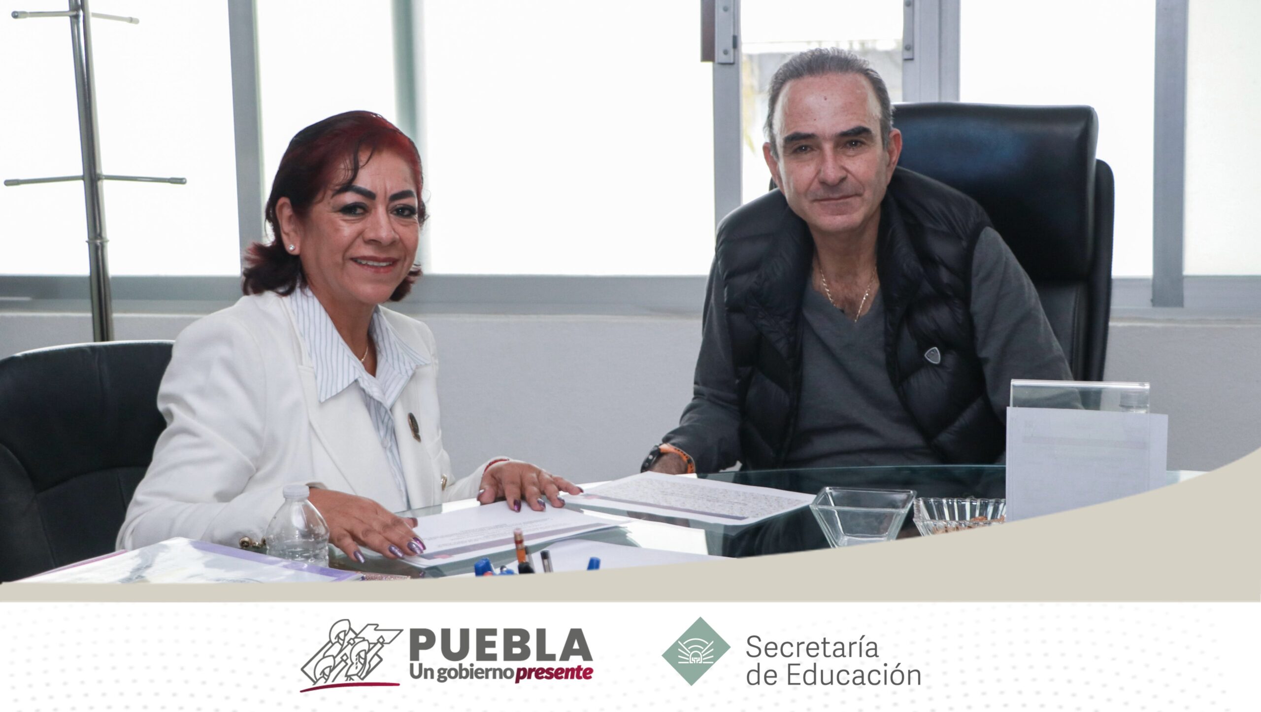 Lideresa Carolina Reyes Arroyo con el Secretario de Educación Jorge Charbel Estefan Chidiac