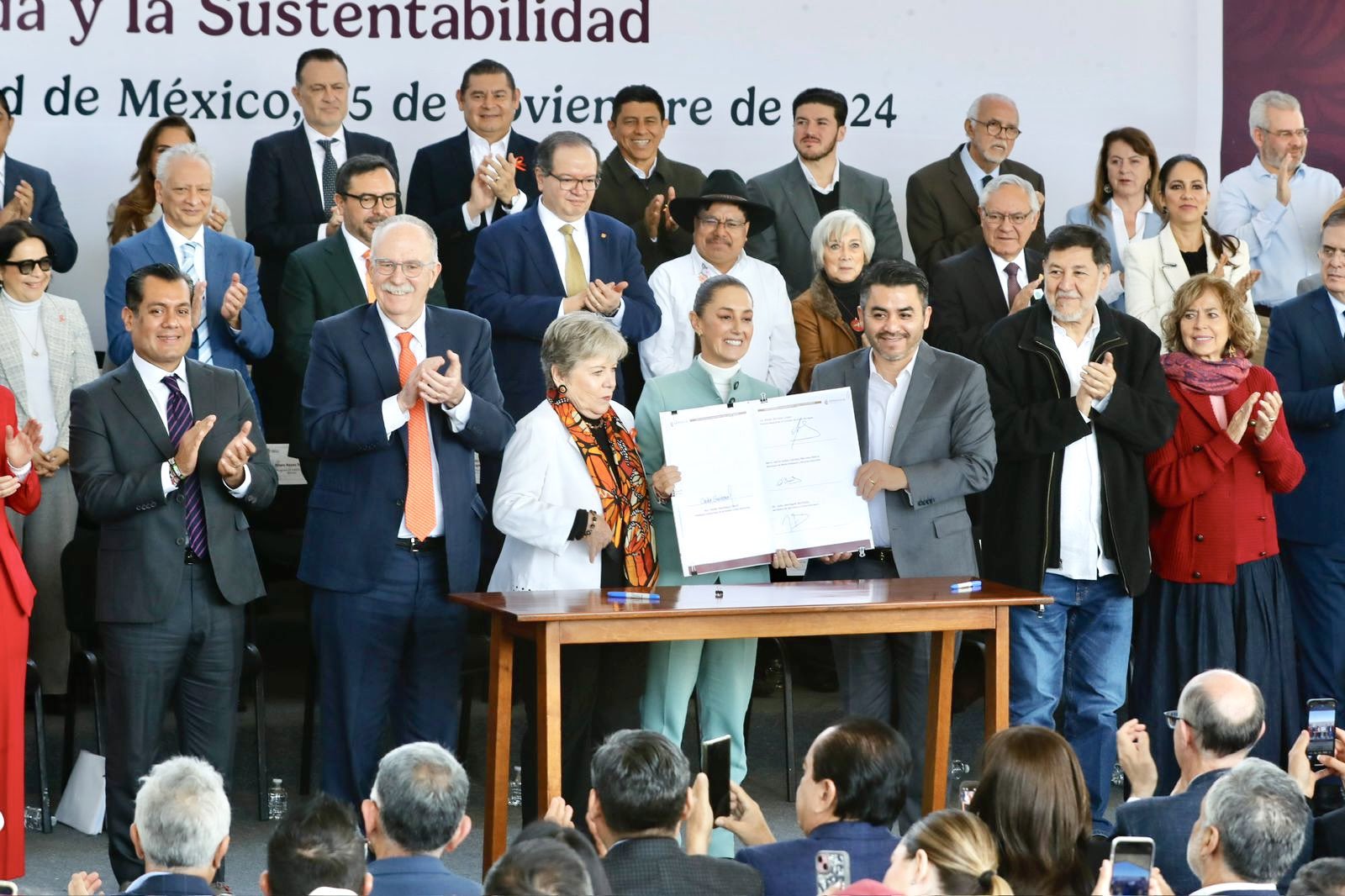 Presidenta ovacionada