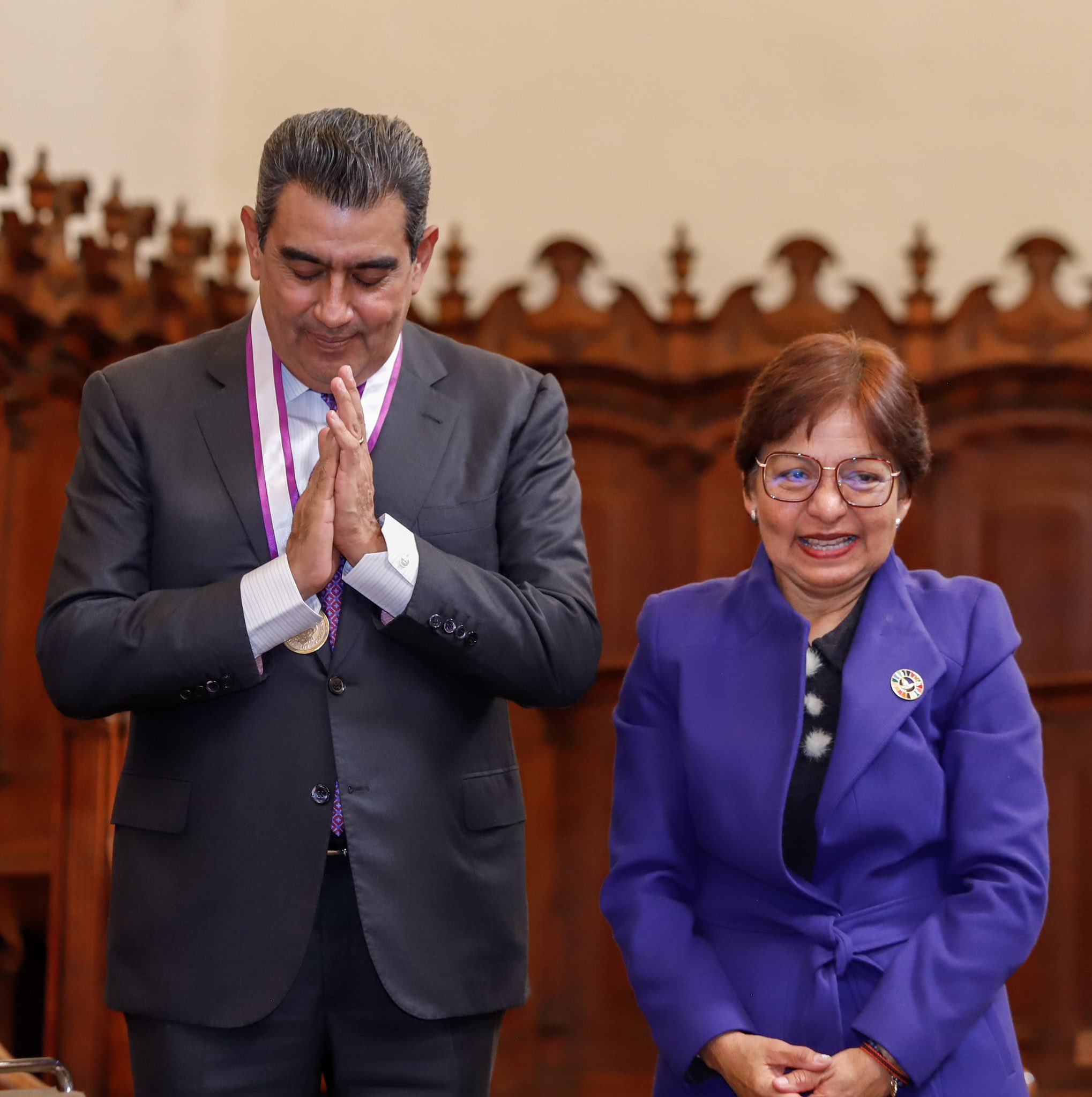 Gobernador condecorado