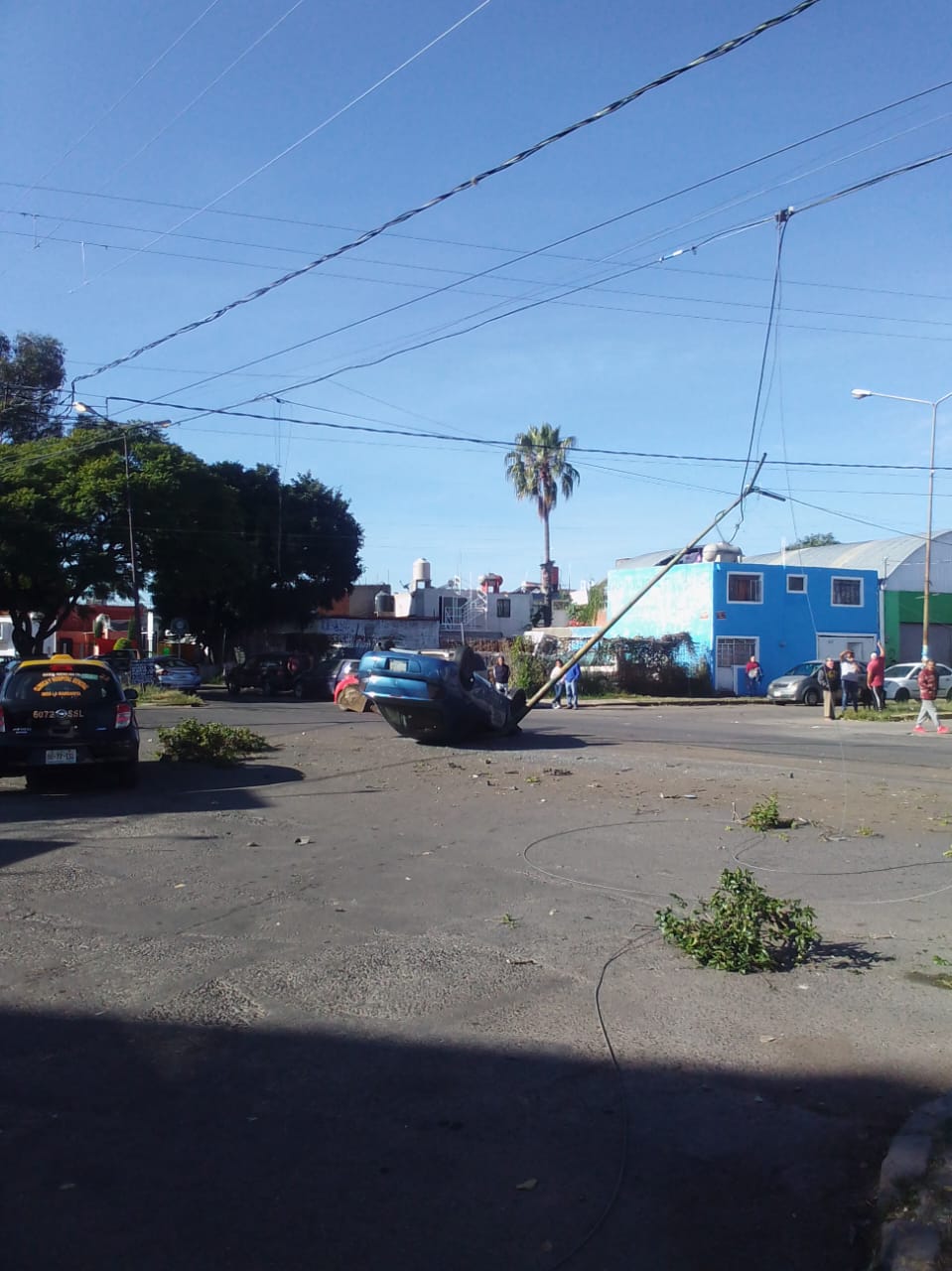 El Neón quedó con las llantas hacia arriba