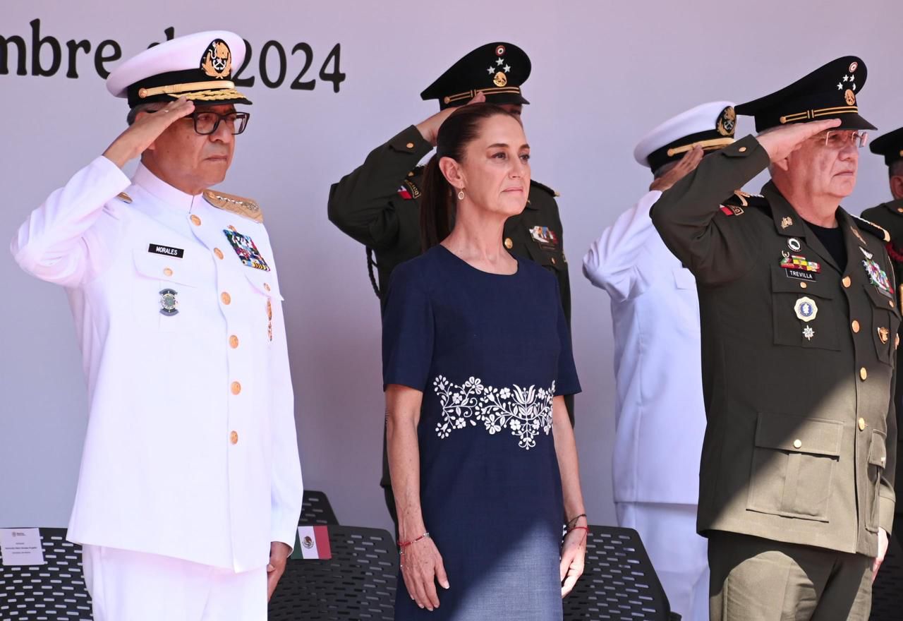 Encabezó ceremonia como Jefa de las Fuerzas Armadas