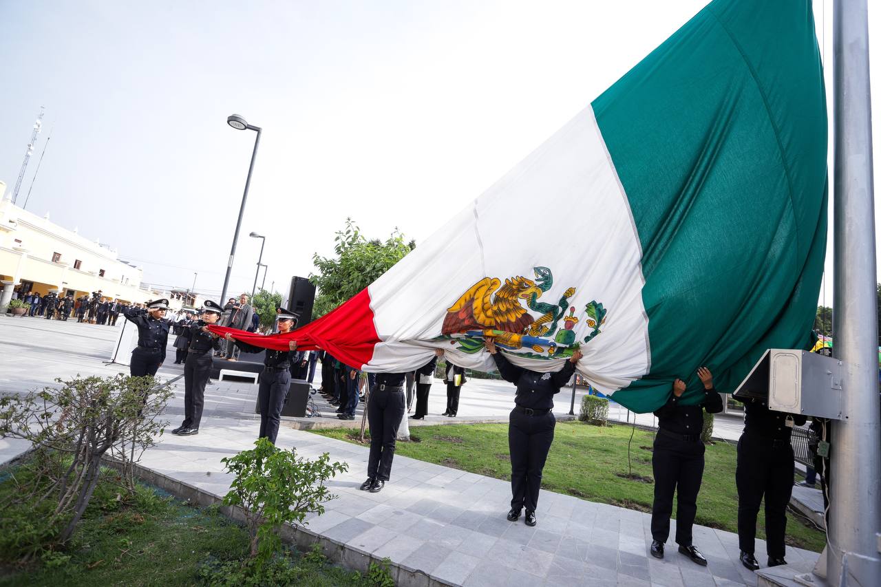 Policías de San Andrés en el Izamiento de Bandera