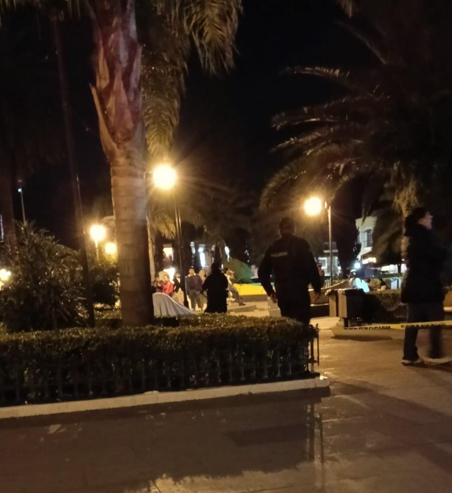 El cuerpo fue cubierto en la misma banca