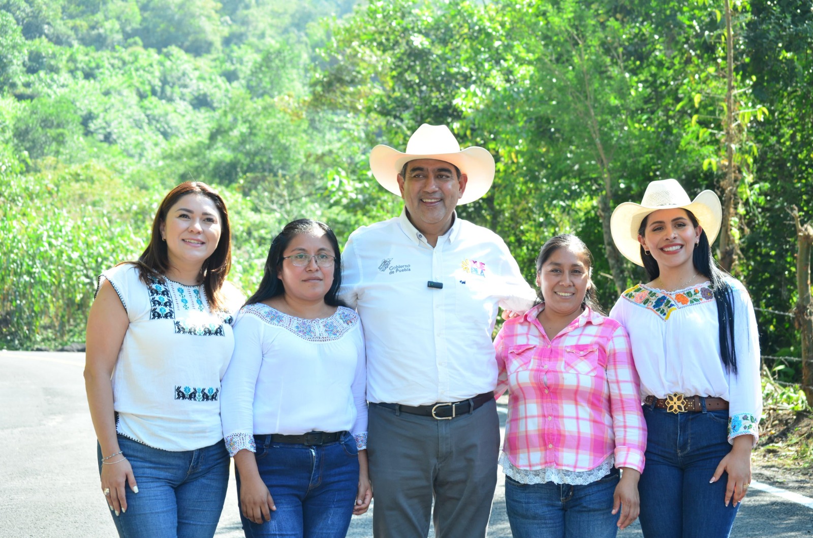 Con autoridades de la región