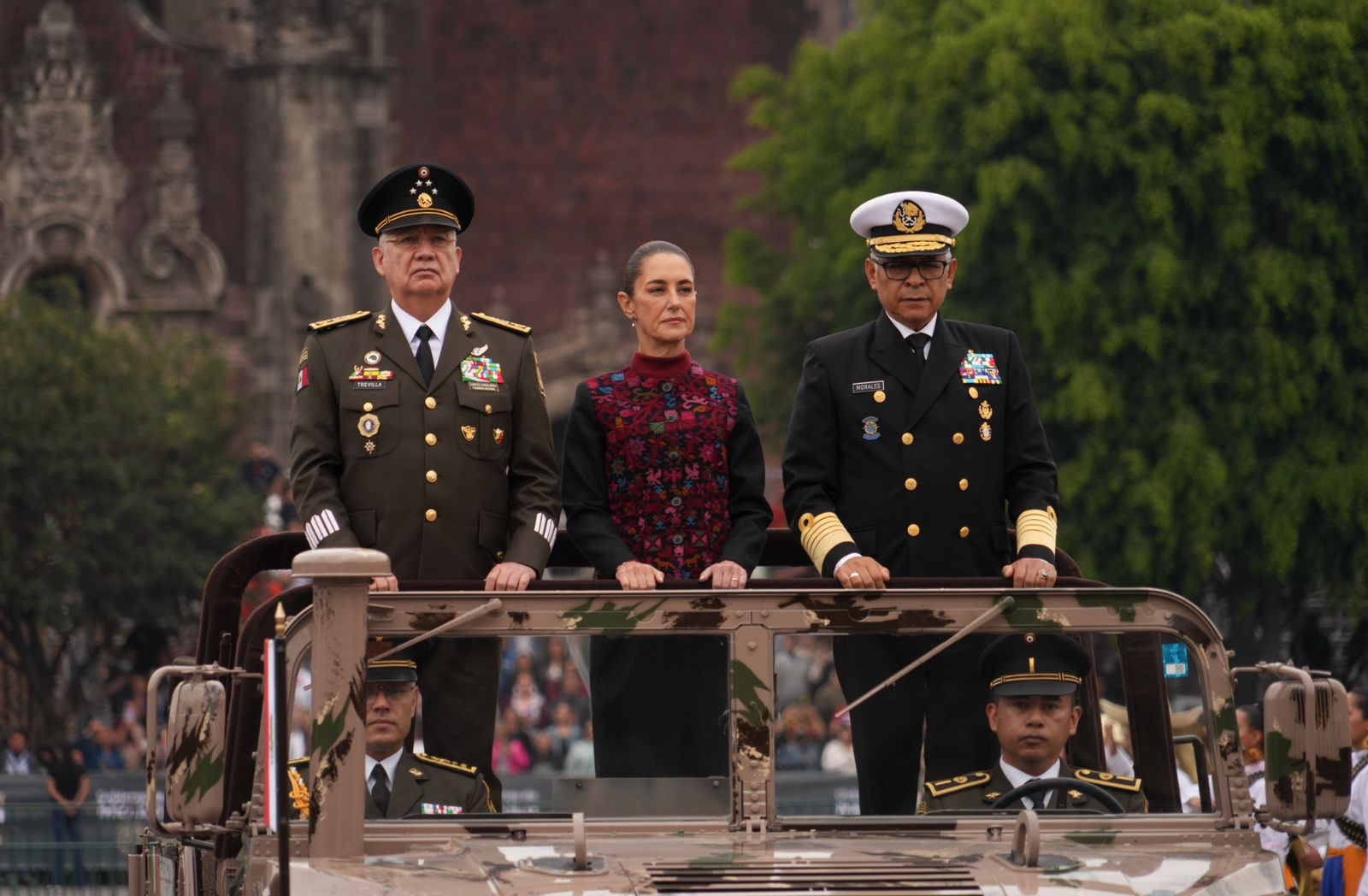Presentes las autoridades militares