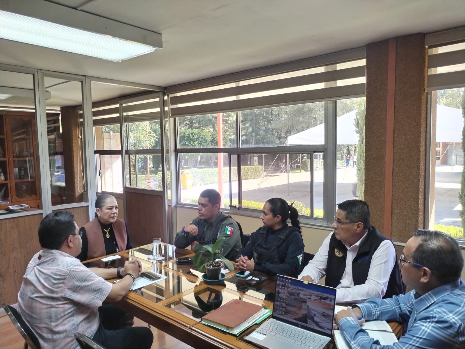 Mesa de trabajo con las autoridades