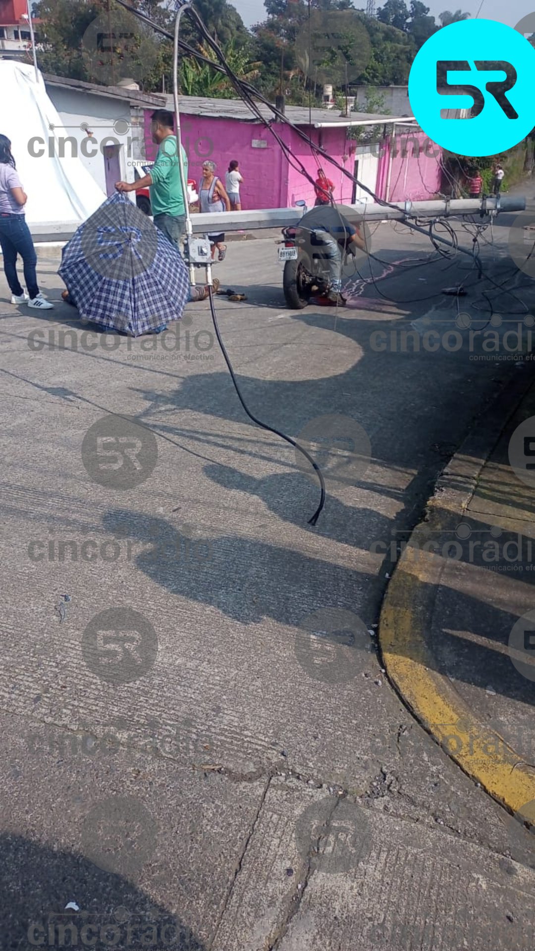 Poste de concreto aplasta y mata a motociclista