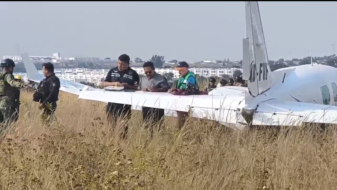 El piloto (vestido de civil) es prácticamente un héroe