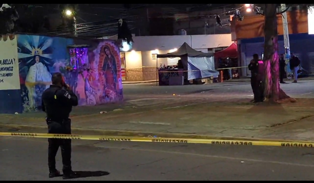 Con los adornos aún de muertos con "Scream" colgando, la calle del crimen en La Popular