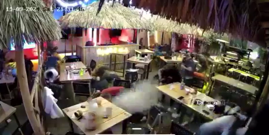 El humo blanco corresponde a la metralla contra los comensales