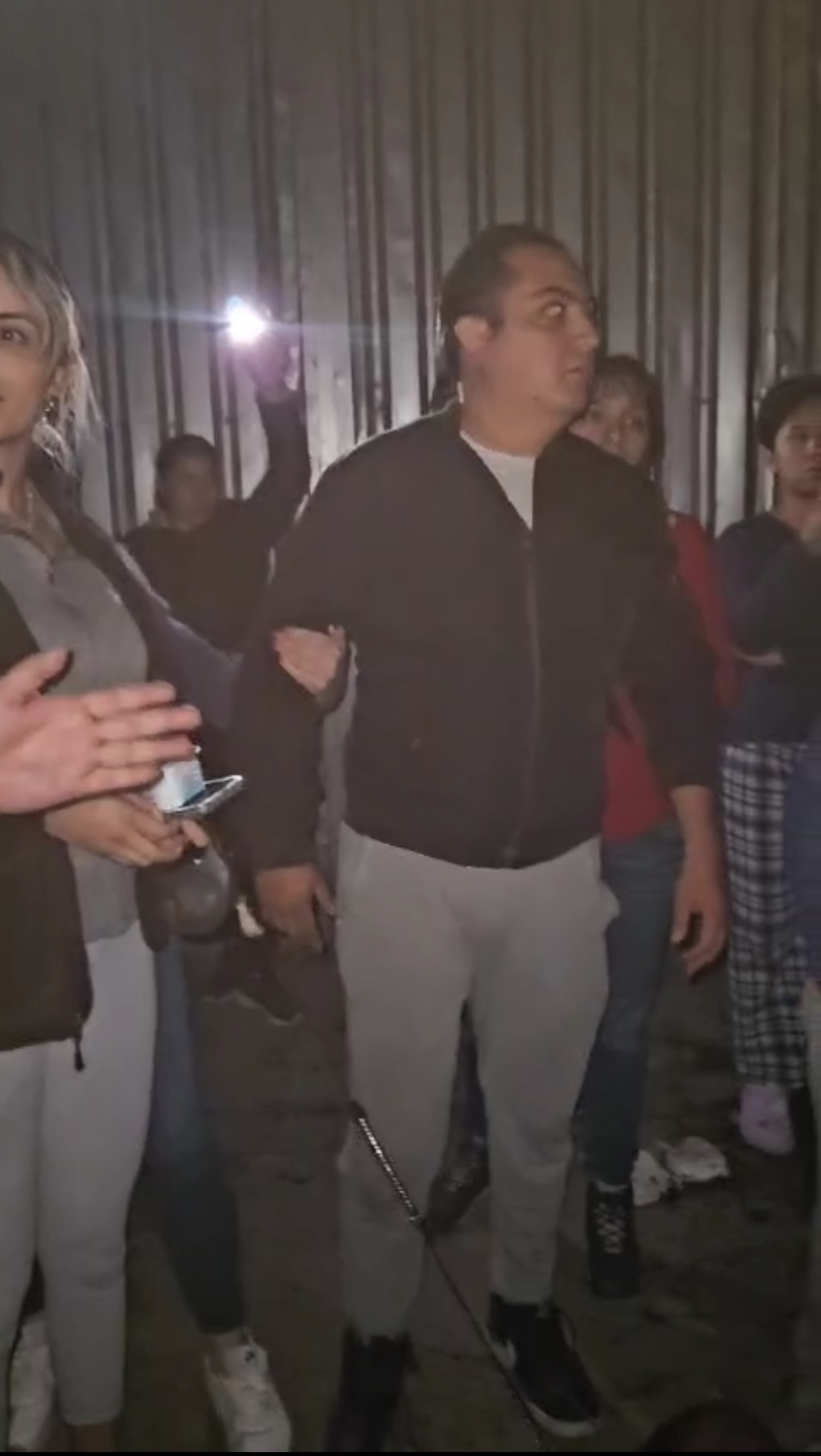 Este sujeto, familiar de José Luis Barrientos, quiso amedrentar a los quejosos 
