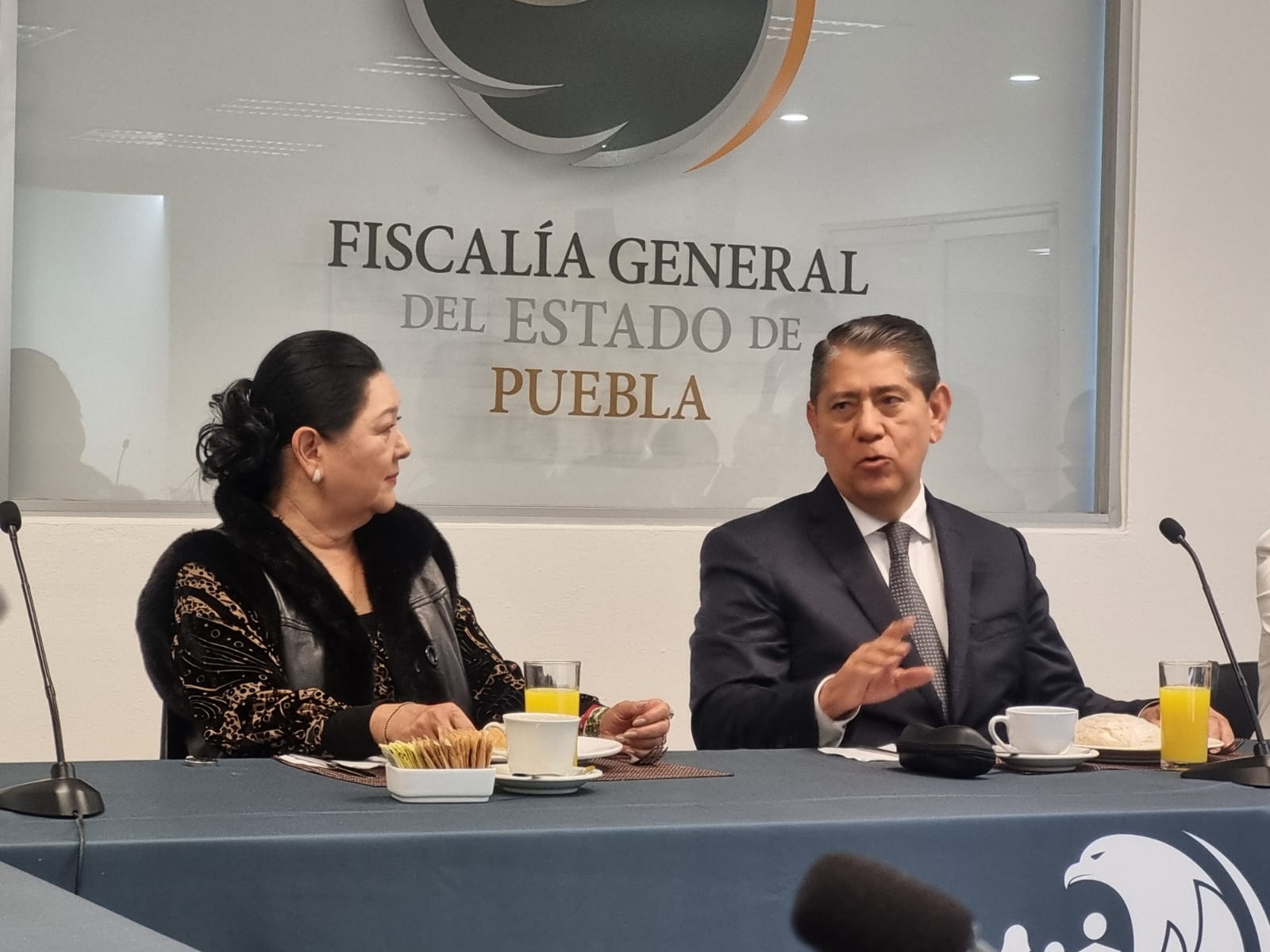 Presidenta de Cinco Radio Sra Coral Castillo de Cañedo y el FGE Gilberto Higuera