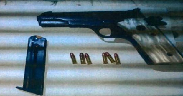 Además de pistola tipo escuadra, cartuchos útiles