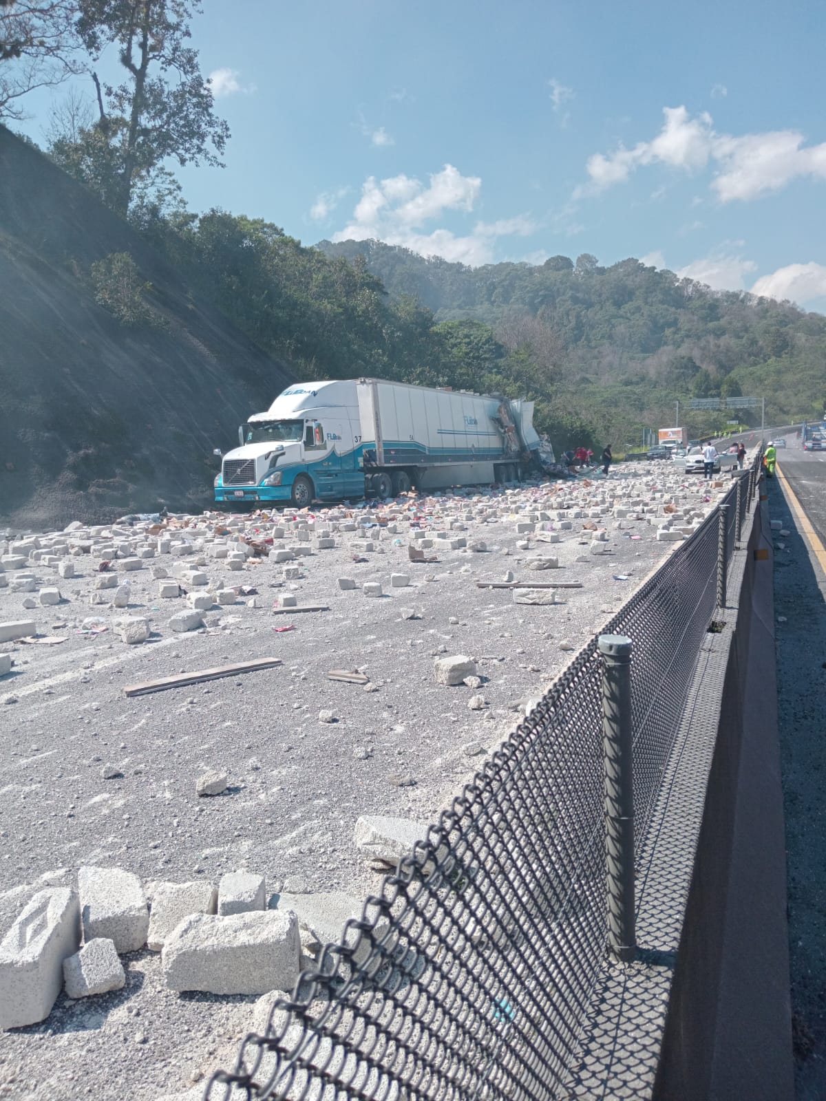 Materiales regados en el asfalto