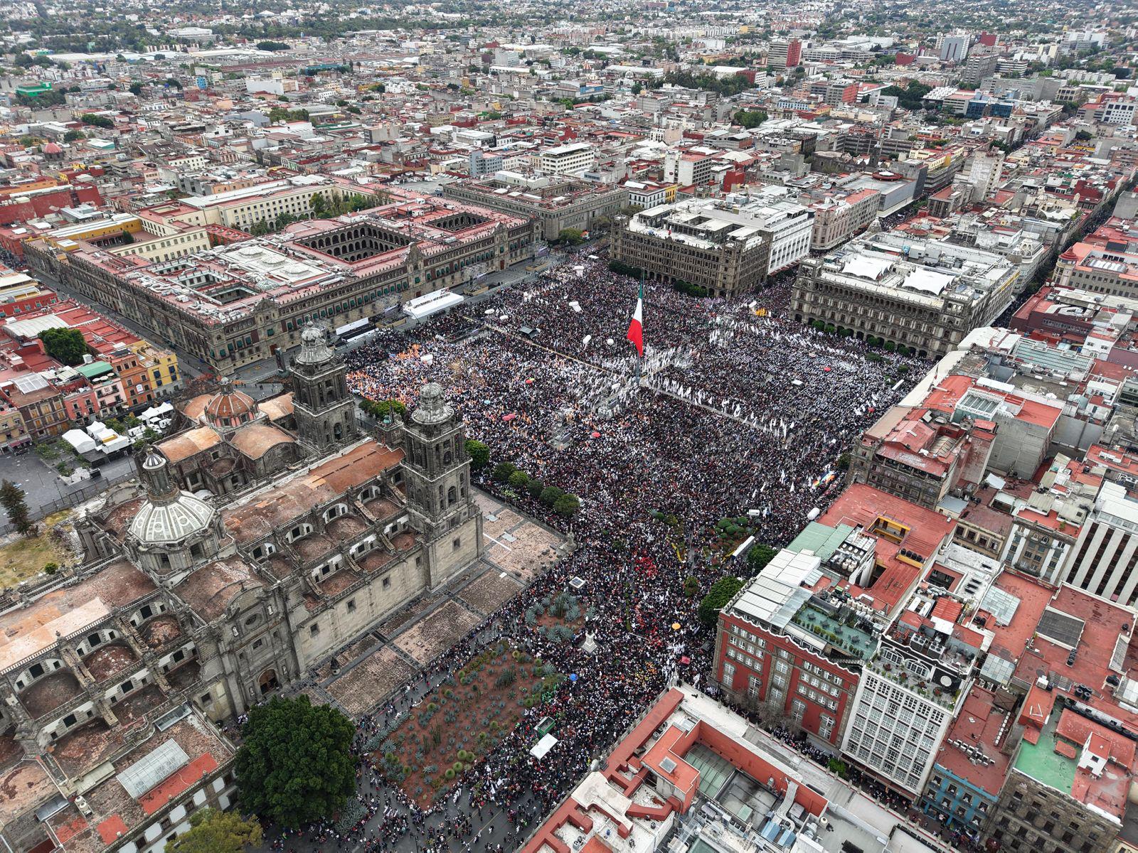 Abarrotada la Plaza Pública en la CDMX
